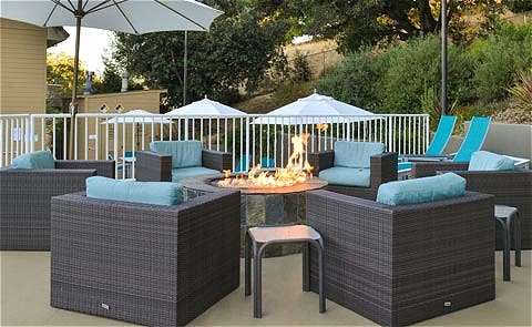 Outdoor dining with firepit